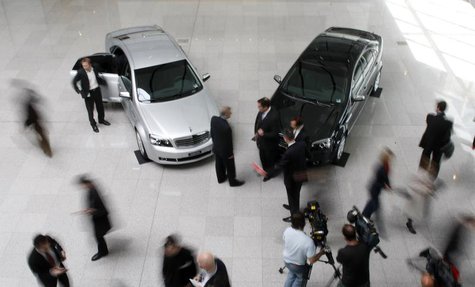 Two new General Motors Holden Veritas sit in a showroom in Melbourne September 5, 2008. REUTERS/Mick Tsikas Two new General Motors Holden Veritas sit in a showroom in Melbourne September 5, 2008. REUTERS/Mick Tsikas