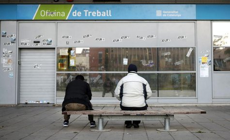 People wait for the opening of an employment office in Badalona, near Barcelona, December 3, 2013. REUTERS/Albert Gea People wait for the opening of an employment office in Badalona, near Barcelona, December 3, 2013. REUTERS/Albert Gea