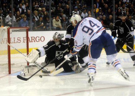 Dec 17, 2013; Los Angeles, CA, USA; Los Angeles Kings goalie Martin Jones (31) blocks a shot by Edmonton Oilers left wing Ryan Smyth (94) du Dec 17, 2013; Los Angeles, CA, USA; Los Angeles Kings goalie Martin Jones (31) blocks a shot by Edmonton Oilers left wing Ryan Smyth (94) du