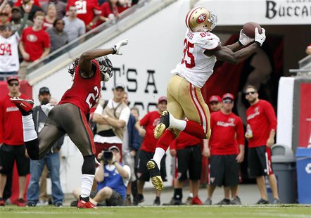 Dec 15, 2013; Tampa, FL, USA; San Francisco 49ers tight end Vernon Davis (85) catches the ball for a touchdown during the first half against Dec 15, 2013; Tampa, FL, USA; San Francisco 49ers tight end Vernon Davis (85) catches the ball for a touchdown during the first half against