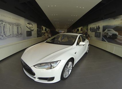 A Tesla Model S electric car is shown for sale at a Tesla store in a shopping mall in La Jolla, California September 6, 2013. REUTERS/Mike B A Tesla Model S electric car is shown for sale at a Tesla store in a shopping mall in La Jolla, California September 6, 2013. REUTERS/Mike B