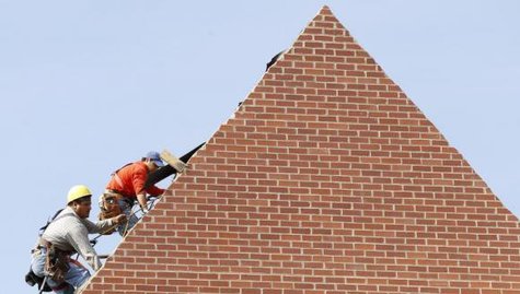 Builders work on the roof of a new housing construction site in Alexandria, Virginia October 17, 2012.
CREDIT: REUTERS/KEVIN LAMARQUE Builders work on the roof of a new housing construction site in Alexandria, Virginia October 17, 2012.
CREDIT: REUTERS/KEVIN LAMARQUE