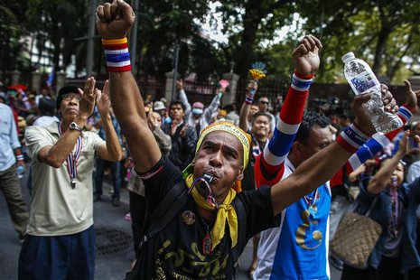 Anti-government protesters shout slogans during a rally at the Thai Police Headquarters in Bangkok December 18, 2013. Anti-government demons Anti-government protesters shout slogans during a rally at the Thai Police Headquarters in Bangkok December 18, 2013. Anti-government demons
