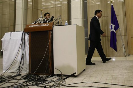 Tokyo Governor Naoki Inose (R) leaves a news conference at Tokyo Metropolitan Government Office in Tokyo December 19, 2013. REUTERS/Issei Ka Tokyo Governor Naoki Inose (R) leaves a news conference at Tokyo Metropolitan Government Office in Tokyo December 19, 2013. REUTERS/Issei Ka