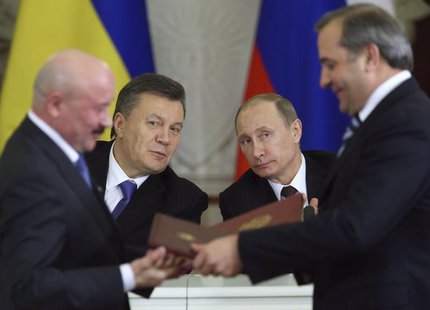 Russia's President Vladimir Putin (R, back) and his Ukrainian counterpart Viktor Yanukovich (L, back) attend a signing ceremony after a meet Russia's President Vladimir Putin (R, back) and his Ukrainian counterpart Viktor Yanukovich (L, back) attend a signing ceremony after a meet