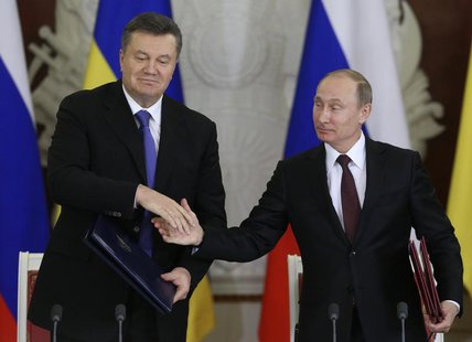 Russia's President Vladimir Putin (R) shakes hands with his Ukrainian counterpart Viktor Yanukovich during a signing ceremony after a meetin Russia's President Vladimir Putin (R) shakes hands with his Ukrainian counterpart Viktor Yanukovich during a signing ceremony after a meetin