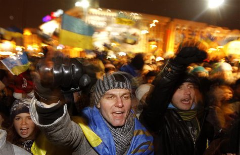 Protesters chant slogans during a demonstration in support of the EU integration at Independence Square in Kiev in this November 28, 2013 fi Protesters chant slogans during a demonstration in support of the EU integration at Independence Square in Kiev in this November 28, 2013 fi