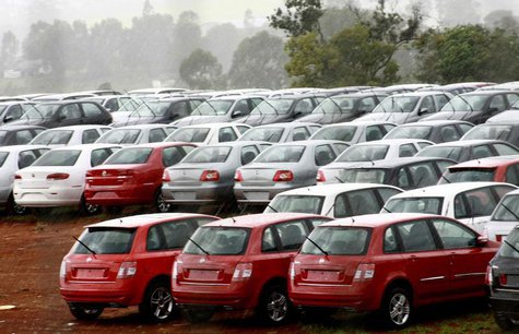 Hundreds of Fiat's cars stand at a airport in the Oliveira city, state of Minas Gerais, November 29, 2008. REUTERS/Jaja Carneiro Hundreds of Fiat's cars stand at a airport in the Oliveira city, state of Minas Gerais, November 29, 2008. REUTERS/Jaja Carneiro
