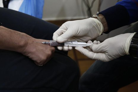 A drug user gives blood sample for a HIV test inside a clinic in Athens November 25, 2013. REUTERS/Yorgos Karahalis A drug user gives blood sample for a HIV test inside a clinic in Athens November 25, 2013. REUTERS/Yorgos Karahalis