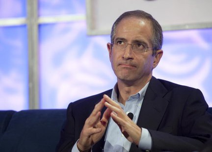 Comcast Corp CEO Brian Roberts speaks at the WEB 2.0 summit in San Francisco, California October 20, 2009. REUTERS/Kim White Comcast Corp CEO Brian Roberts speaks at the WEB 2.0 summit in San Francisco, California October 20, 2009. REUTERS/Kim White