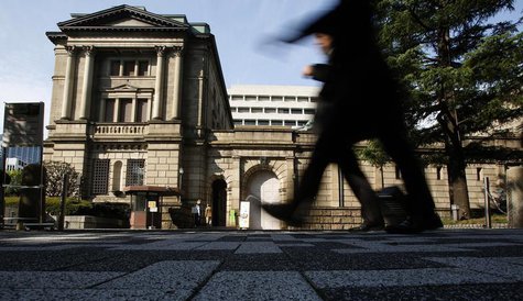 Pedestrians walk past the Bank of Japan building in Tokyo October 31, 2013. REUTERS/Yuya Shino Pedestrians walk past the Bank of Japan building in Tokyo October 31, 2013. REUTERS/Yuya Shino