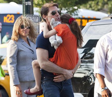 Actor Tom Cruise carries his daughter Suri into the Chelsea Piers sports facility in New York in this July 17, 2012 file photo. REUTERS/Andr Actor Tom Cruise carries his daughter Suri into the Chelsea Piers sports facility in New York in this July 17, 2012 file photo. REUTERS/Andr