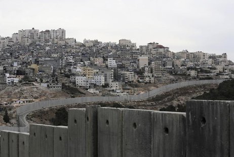 Israel's controversial barrier runs along the Shuafat refugee camp in the West Bank near Jerusalem November 23, 2013. REUTERS/Ammar Awad Israel's controversial barrier runs along the Shuafat refugee camp in the West Bank near Jerusalem November 23, 2013. REUTERS/Ammar Awad