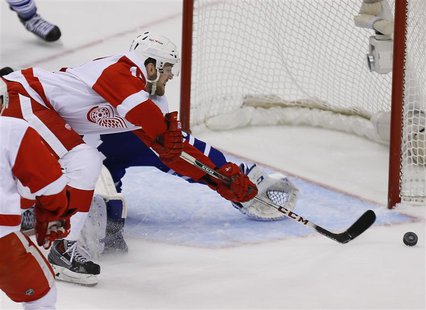 Dec 21, 2013; Toronto, Ontario, CAN; Detroit Red Wings forward Riley Sheahan (15) loses control of the puck as he skates in on Toronto Maple Dec 21, 2013; Toronto, Ontario, CAN; Detroit Red Wings forward Riley Sheahan (15) loses control of the puck as he skates in on Toronto Maple