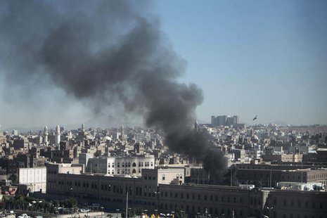 Smoke rises from the Defence Ministry's compound after an attack, in Sanaa December 5, 2013. REUTERS/Khaled Abdullah Smoke rises from the Defence Ministry's compound after an attack, in Sanaa December 5, 2013. REUTERS/Khaled Abdullah