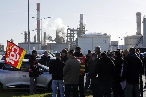Striking union workers of French oil giant Total gather in front of the oil refinery of Donges, near Nantes, December 20, 2013. REUTERS/Step Striking union workers of French oil giant Total gather in front of the oil refinery of Donges, near Nantes, December 20, 2013. REUTERS/Step