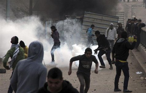 Supporters of the Muslim Brotherhood and ousted Egyptian President Mohamed Mursi flee after riot police fired tear gas during clashes in Cai Supporters of the Muslim Brotherhood and ousted Egyptian President Mohamed Mursi flee after riot police fired tear gas during clashes in Cai