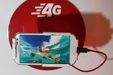A Samsung mobile phone is displayed during a news conference to present SFR's 4G public offers in Paris, September 23, 2013. REUTERS/Benoit A Samsung mobile phone is displayed during a news conference to present SFR's 4G public offers in Paris, September 23, 2013. REUTERS/Benoit