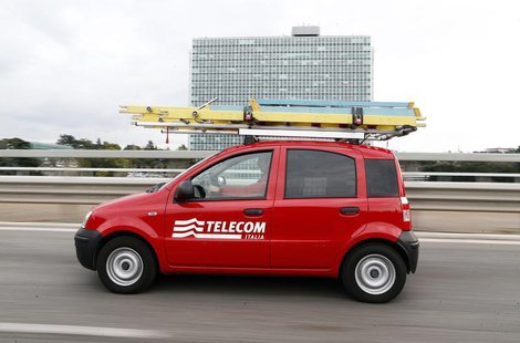 Telecom Italia technical office personnel drives a car in Rome, December 20, 2013. REUTERS/Alessandro Bianchi Telecom Italia technical office personnel drives a car in Rome, December 20, 2013. REUTERS/Alessandro Bianchi