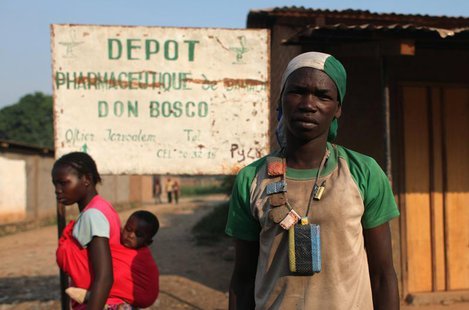 A member of a Christian self-defence militia, called anti-balaka, poses for a picture in the capital Bangui December 25, 2013. REUTERS/Andre A member of a Christian self-defence militia, called anti-balaka, poses for a picture in the capital Bangui December 25, 2013. REUTERS/Andre