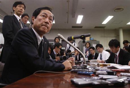 Mizuho Financial Group President Yasuhiro Sato attends a news conference at the Bank of Japan headquarters in Tokyo December 26, 2013. REUTE Mizuho Financial Group President Yasuhiro Sato attends a news conference at the Bank of Japan headquarters in Tokyo December 26, 2013. REUTE