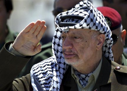 Palestinian President Yasser Arafat reviews an honour guard on his arrival at the Gaza Strip in this May 5, 2001 file photo. REUTERS/Suhaib Palestinian President Yasser Arafat reviews an honour guard on his arrival at the Gaza Strip in this May 5, 2001 file photo. REUTERS/Suhaib