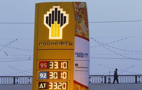 The company logo of Rosneft is seen outside a service station in Moscow November 12, 2013. REUTERS/Maxim Shemetov The company logo of Rosneft is seen outside a service station in Moscow November 12, 2013. REUTERS/Maxim Shemetov