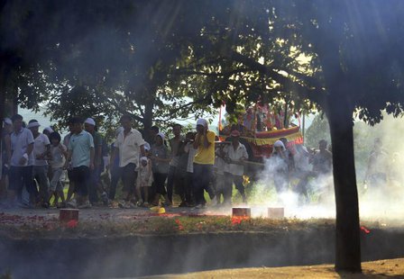 Relatives and villagers carry the coffin of 56-year-old farmer Deng Zhengjia to a funeral in Linwu county, Hunan province July 19, 2013. REU Relatives and villagers carry the coffin of 56-year-old farmer Deng Zhengjia to a funeral in Linwu county, Hunan province July 19, 2013. REU