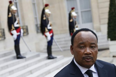 Niger's President Mahamadou Issoufou talks to journalists after a meeting with French President at the Elysee Palace in Paris May 10, 2013. Niger's President Mahamadou Issoufou talks to journalists after a meeting with French President at the Elysee Palace in Paris May 10, 2013.