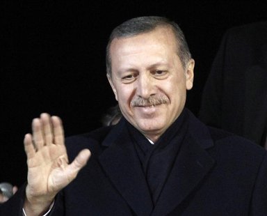 Turkey's Prime Minister Tayyip Erdogan greets his supporters upon arrival to Ataturk Airport in Istanbul December 27, 2013. REUTERS/Osman Or Turkey's Prime Minister Tayyip Erdogan greets his supporters upon arrival to Ataturk Airport in Istanbul December 27, 2013. REUTERS/Osman Or
