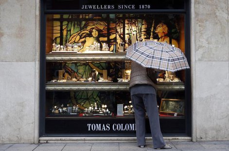 A woman looks at jewellery in a shop window in central Barcelona October 29, 2013. REUTERS/Albert Gea A woman looks at jewellery in a shop window in central Barcelona October 29, 2013. REUTERS/Albert Gea