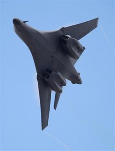A Boeing B1-B bomber flies on the second day of the Farnborough International Airshow in south England July 15, 2008. REUTERS/Toby Melville A Boeing B1-B bomber flies on the second day of the Farnborough International Airshow in south England July 15, 2008. REUTERS/Toby Melville