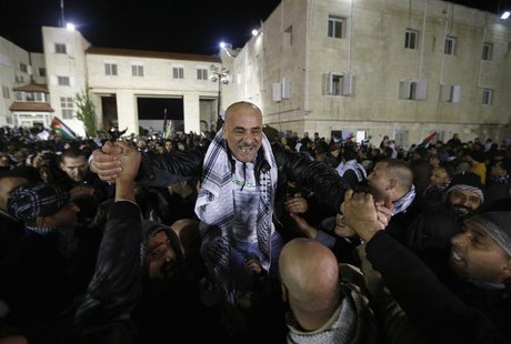 A prisoner (C) released from an Israeli prison is welcomed by relatives in the West Bank city of Ramallah early December 31, 2013. REUTERS/M A prisoner (C) released from an Israeli prison is welcomed by relatives in the West Bank city of Ramallah early December 31, 2013. REUTERS/M