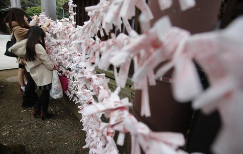 Visitors hang fortune blessing papers at Yasukuni Shrine in Tokyo December 26, 2013. REUTERS/Yuya Shino Visitors hang fortune blessing papers at Yasukuni Shrine in Tokyo December 26, 2013. REUTERS/Yuya Shino