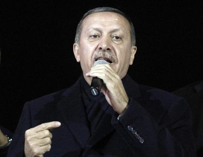 Turkey's Prime Minister Tayyip Erdogan addresses his supporters upon his arrival to Ataturk Airport in Istanbul December 27, 2013. REUTERS/O Turkey's Prime Minister Tayyip Erdogan addresses his supporters upon his arrival to Ataturk Airport in Istanbul December 27, 2013. REUTERS/O