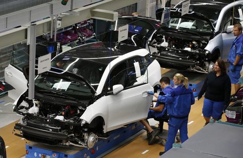Workers assemble BMW i3 electric cars at the production line of the BMW factory in Leipzig September 18, 2013. REUTERS/Fabrizio Bensch Workers assemble BMW i3 electric cars at the production line of the BMW factory in Leipzig September 18, 2013. REUTERS/Fabrizio Bensch
