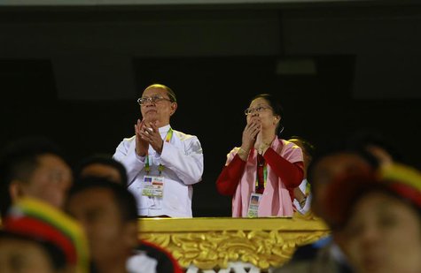 Myanmar's President Thein Sein and his wife Khin Khin Win clap during the closing ceremony of the 27th SEA Games in Naypyitaw December 22, 2 Myanmar's President Thein Sein and his wife Khin Khin Win clap during the closing ceremony of the 27th SEA Games in Naypyitaw December 22, 2