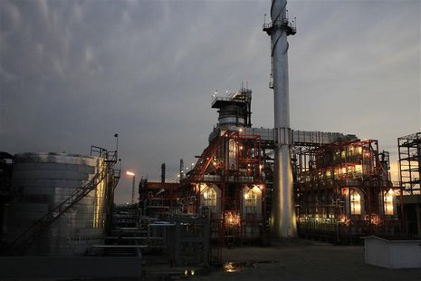 A storage tank and a processing plant are seen at the Miguel Hidalgo refinery in Tula November 21, 2013. REUTERS/Henry Romero A storage tank and a processing plant are seen at the Miguel Hidalgo refinery in Tula November 21, 2013. REUTERS/Henry Romero