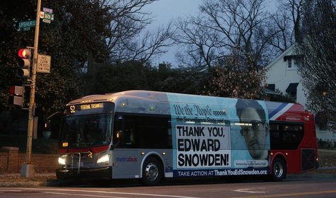 A Washington Metro bus is seen with an Edward Snowden sign on its side panel December 20, 2013. REUTERS/Gary Cameron A Washington Metro bus is seen with an Edward Snowden sign on its side panel December 20, 2013. REUTERS/Gary Cameron