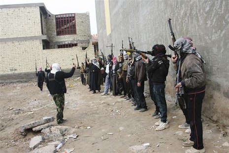 Tribal fighters gather before being deployed to patrol the streets of Falluja, 50 km (31 miles) west of Baghdad January 5, 2014. REUTERS/Str Tribal fighters gather before being deployed to patrol the streets of Falluja, 50 km (31 miles) west of Baghdad January 5, 2014. REUTERS/Str