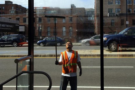 A worker washes the windows of a silver line bus station in Boston, Massachusetts August 12, 2013. REUTERS/Brian Snyder ( A worker washes the windows of a silver line bus station in Boston, Massachusetts August 12, 2013. REUTERS/Brian Snyder (