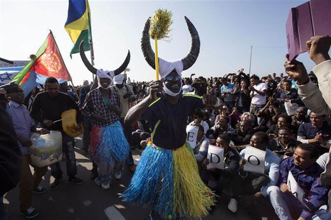 African migrants from Sudan wear costumes during a protest outside the U.S. embassy in Tel Aviv January 6, 2014. REUTERS/Baz Ratner African migrants from Sudan wear costumes during a protest outside the U.S. embassy in Tel Aviv January 6, 2014. REUTERS/Baz Ratner