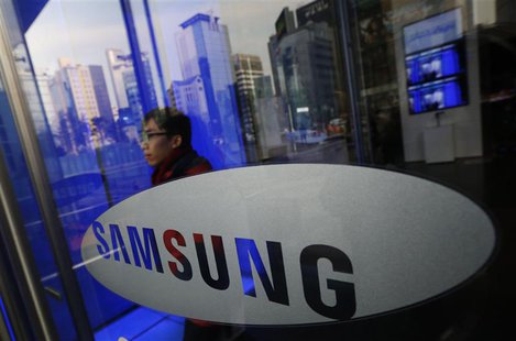 A man walks out of Samsung Electronics' headquarters in Seoul January 6, 2014. REUTERS/Kim Hong-Ji A man walks out of Samsung Electronics' headquarters in Seoul January 6, 2014. REUTERS/Kim Hong-Ji