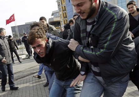 Plain clothes police officers detain an anti-government protester at Taksim square in central Istanbul January 6, 2014. REUTERS/Murad Sezer Plain clothes police officers detain an anti-government protester at Taksim square in central Istanbul January 6, 2014. REUTERS/Murad Sezer