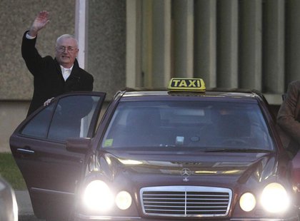 Josip Perkovic waves to the media after being released from the Remetinec prison in Zagrab January 3, 2014. REUTERS/Antonio Bronic Josip Perkovic waves to the media after being released from the Remetinec prison in Zagrab January 3, 2014. REUTERS/Antonio Bronic