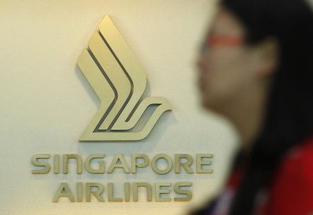 A woman walks past a Singapore Airlines (SIA) logo at a ticketing booth at Changi airport in Singapore May 14, 2013. REUTERS/Edgar Su A woman walks past a Singapore Airlines (SIA) logo at a ticketing booth at Changi airport in Singapore May 14, 2013. REUTERS/Edgar Su