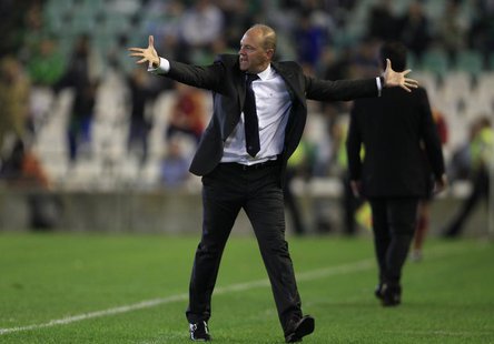 Former Real Betis' coach Pepe Mel reacts during the Europa League soccer match against Vitoria Guimaraes in Seville, October 24, 2013. REUTE Former Real Betis' coach Pepe Mel reacts during the Europa League soccer match against Vitoria Guimaraes in Seville, October 24, 2013. REUTE