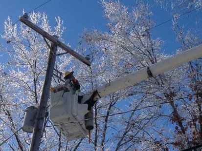 Consumers Energy crew goes to work on outage. Consumers Energy crew goes to work on outage.