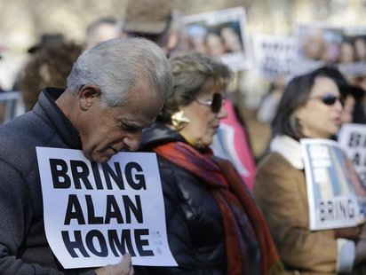 Demonstrators gather during a rally for U.S. detainee Alan Gross in Lafayette Square in Washington December 3, 2013 file photo. REUTERS/Gary Demonstrators gather during a rally for U.S. detainee Alan Gross in Lafayette Square in Washington December 3, 2013 file photo. REUTERS/Gary