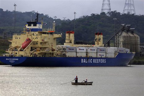 Panama workers are seen in a boat next to a cargo ship in the pacific side of the Panama Canal in Panama City January 8, 2014. REUTERS/ Carl Panama workers are seen in a boat next to a cargo ship in the pacific side of the Panama Canal in Panama City January 8, 2014. REUTERS/ Carl